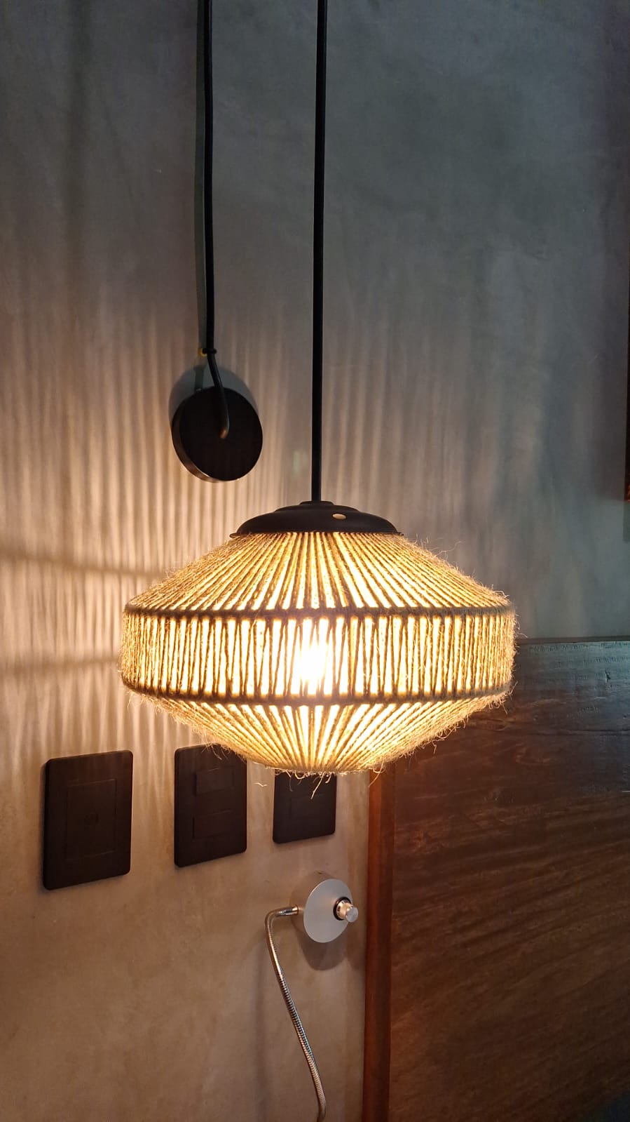 LAMPARA COLGANTE TEJIDA EN MATERIAL DE YUTE NATURAL. 32CM DE DIAMETRO X 20CM DE ALTO